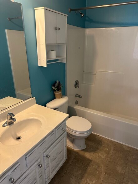 Upstairs Bathroom - 1009 Highstone Dr
