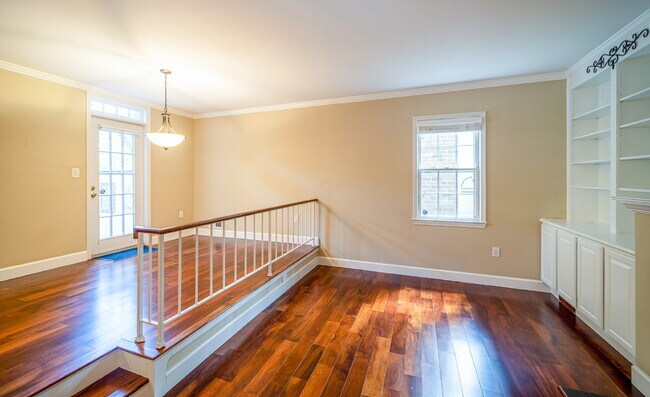 Building Photo - Charming End Townhouse in Prime North Old Town Location
