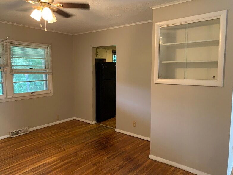 Building Photo - 1130 Oakwood Dr