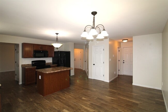 Building Photo - 221 Pecan Bluffs Dr