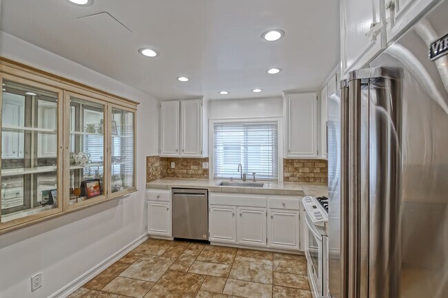 Building Photo - BRIGHT & AIRY, REAR-UNIT TOWNHOUSE W/ SPACIOUS PATIO, BALCONY & HUGE 2-CAR GARAGE IN GATED COMMUN...