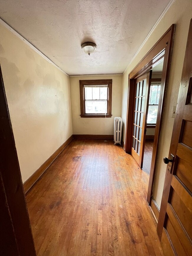 Building Photo - AVAILABLE JUNE -  4 Bed 1 Bath Townhome