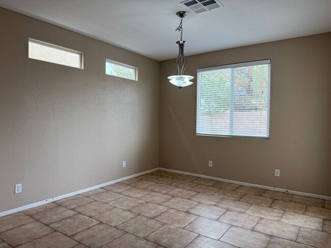 Building Photo - Spacious Living, Granite Counters, Great Location!