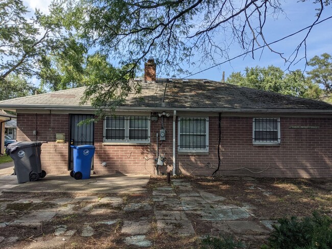 Building Photo - 3 bedroom Inkster 2 car garage