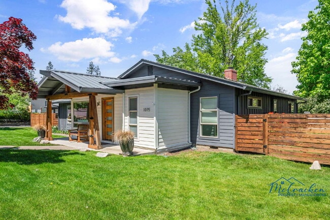 Building Photo - Modernized Spacious 3 Bedroom Home with Lush Outdoor Living in the Heart of Ashland