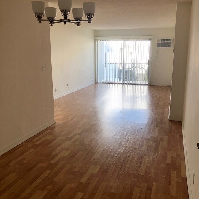 Building Photo - 440 N Hayworth Ave