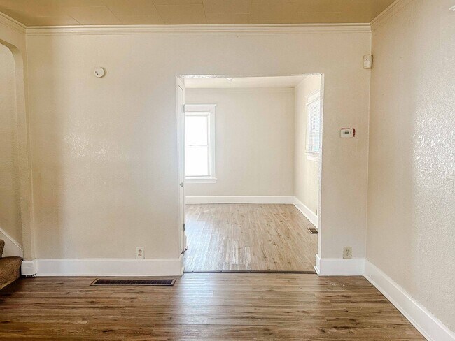 Building Photo - Three bedroom home available for move in. Well kept, clean, and ready to go!