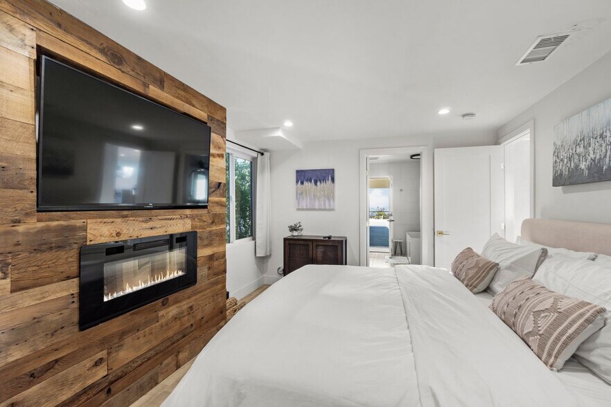 Building Photo - 2125 W California St