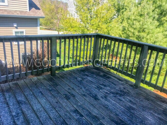 Building Photo - 2 Bedroom, 2.5 Bath Townhome in Urbandale with an attached two car garage.