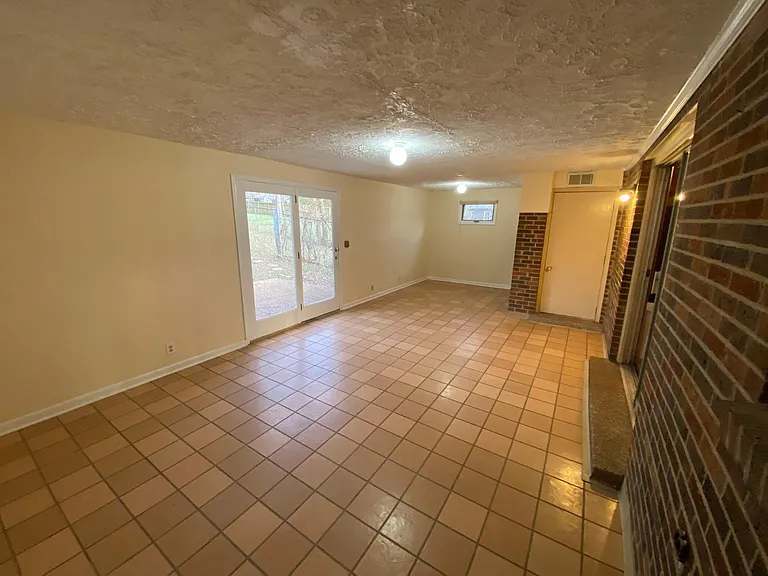 Building Photo - 2408 Vaulx Ln