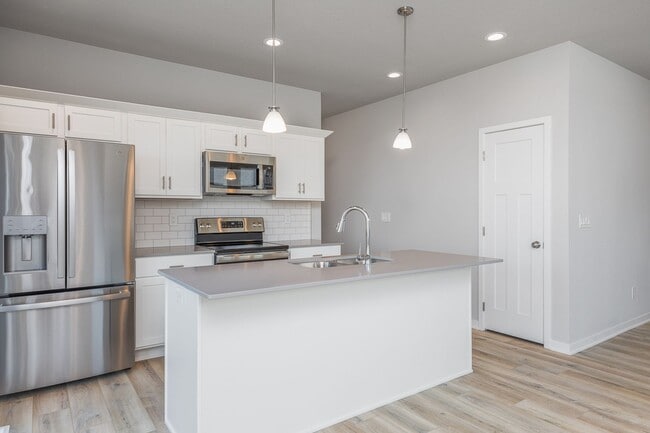 Building Photo - Stunning 3 Bedroom Home Nestled in Norwalk