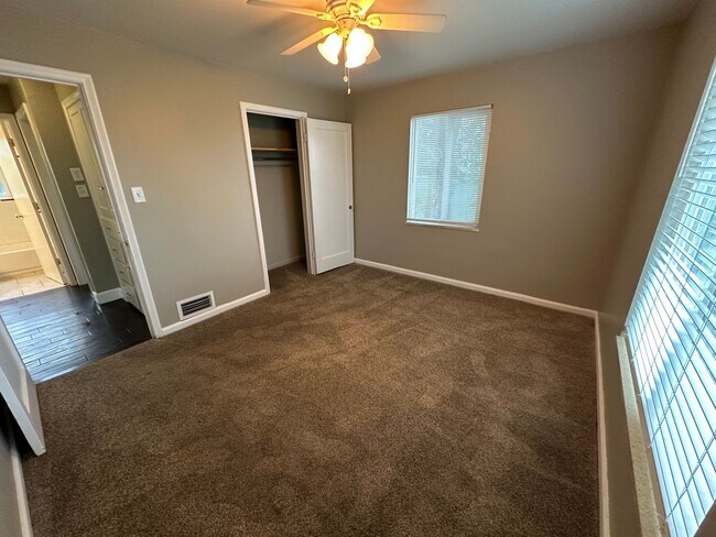 Building Photo - Great 4 Bd Home in Murray