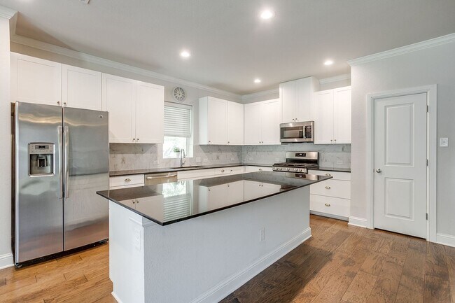 Building Photo - Amazing Student Housing- 4 Bed, 2 Bath Hom...