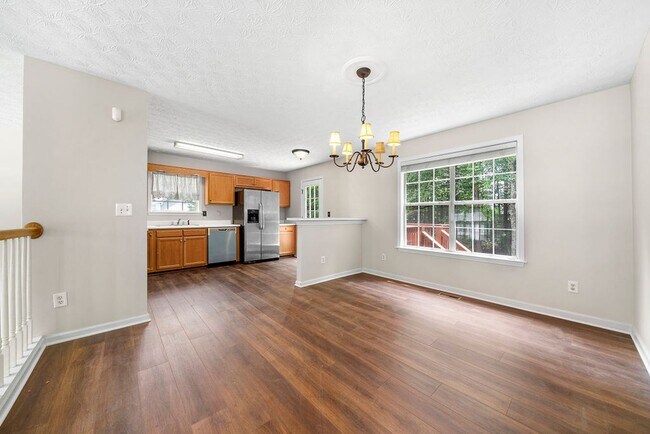 Building Photo - SPACIOUS 3 BED /2 BATH HOME