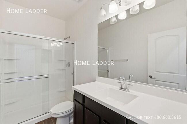 Building Photo - 2713 N Camden Dr