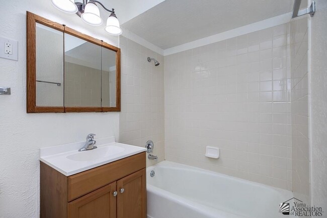 Building Photo - 1314 E 23rd Pl