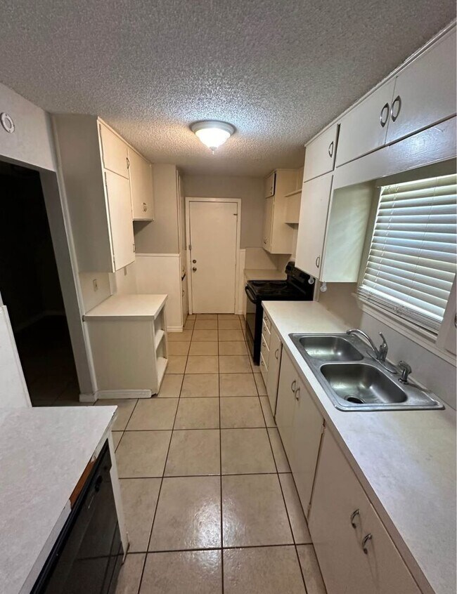 Building Photo - Cute 4 bedroom, 2 bath home with a carport and a big back yard!