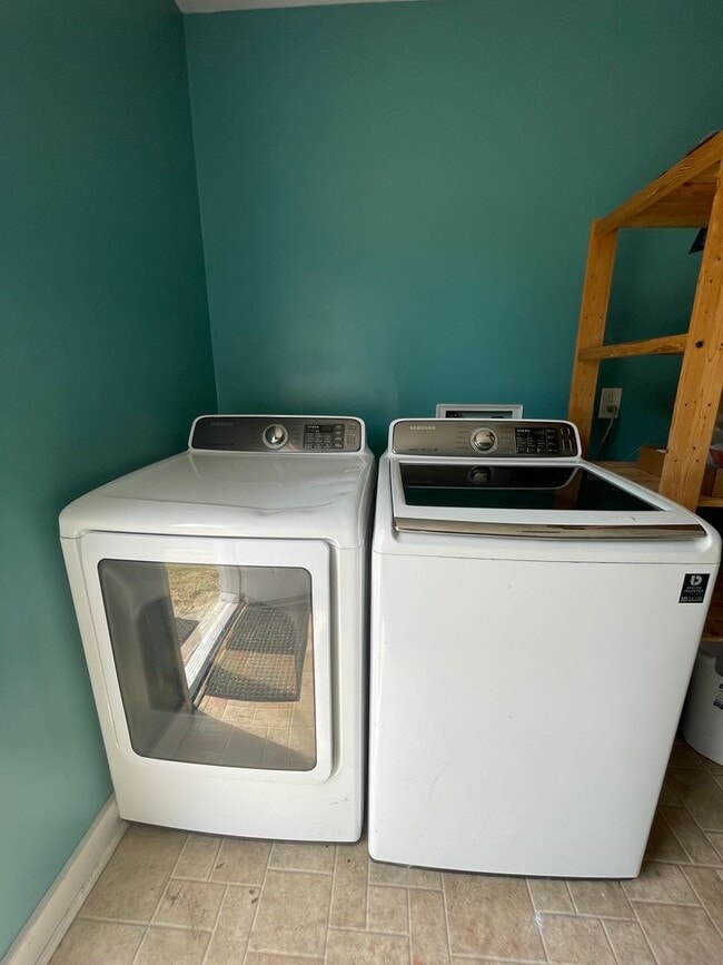 Building Photo - 3 Bedroom / 2 Bath Home Near Campus!