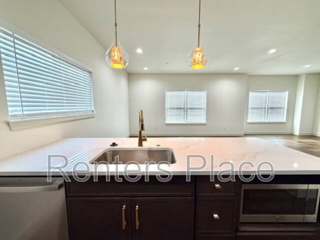 Building Photo - 1140 S Quincy Ave