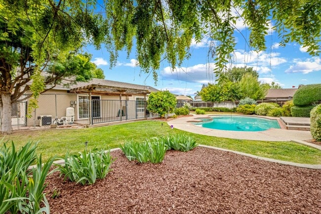 Building Photo - 464 Edelweiss Dr