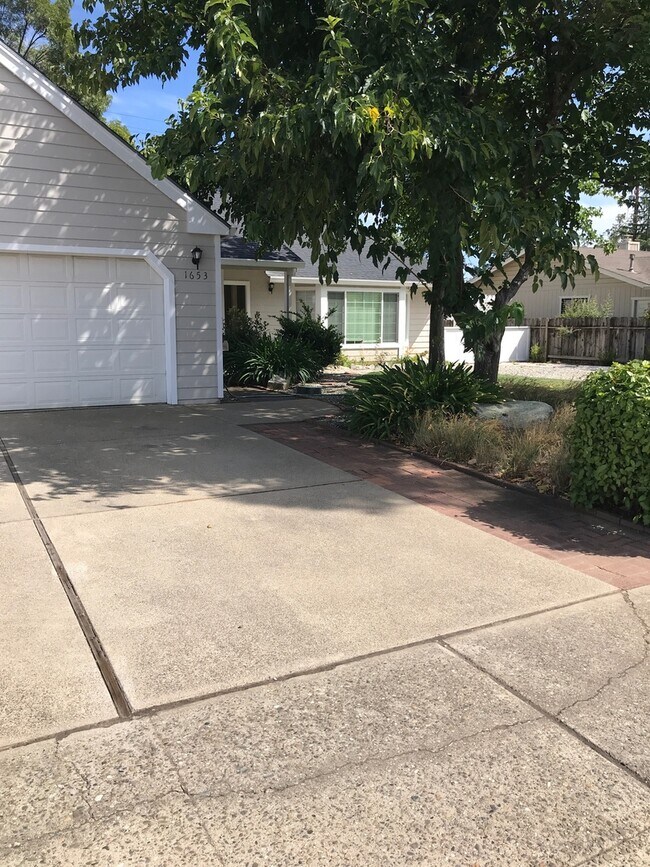 Primary Photo - 3 Bedroom 2 Bath home w Garage