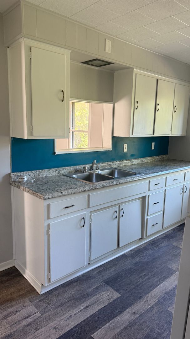 Building Photo - 2 bedroom side by side duplex ready now!