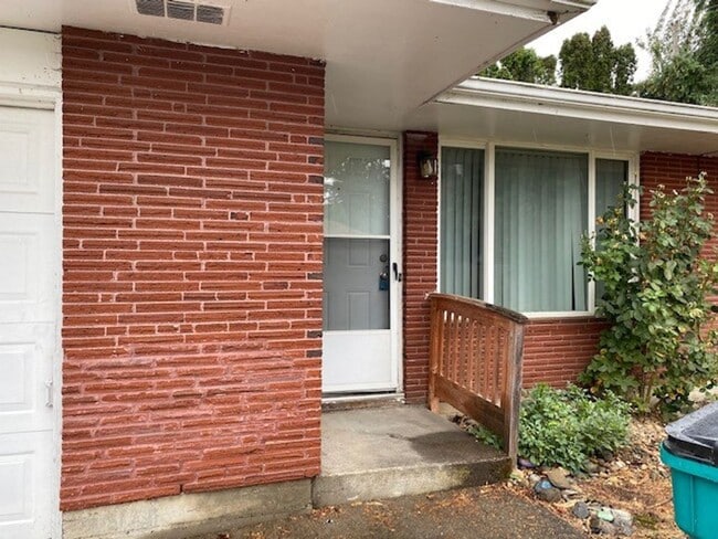 Building Photo - r115/119vDuplex