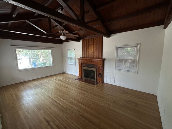 Building Photo - 3 Bed, 2 Bath Home in Lake Balboa