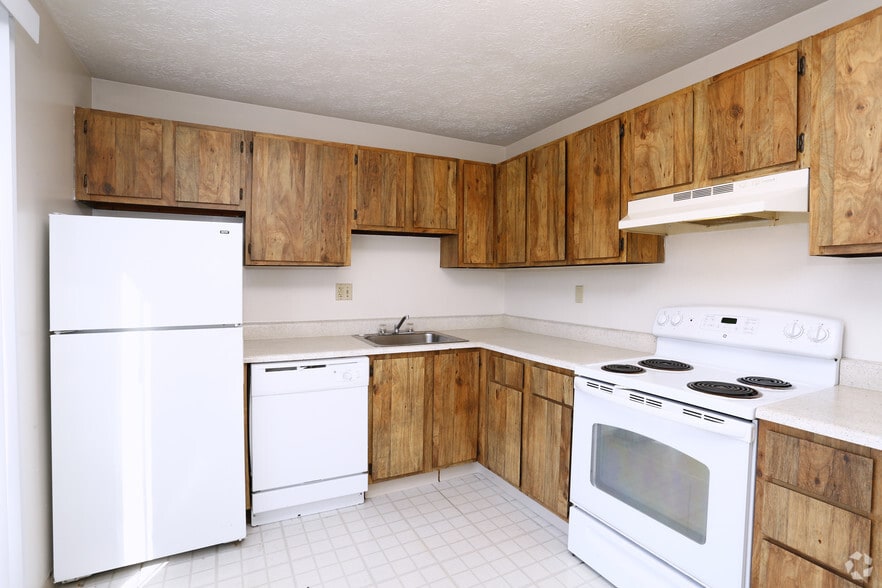 The Elm - Kitchen - Alcoma on the Green