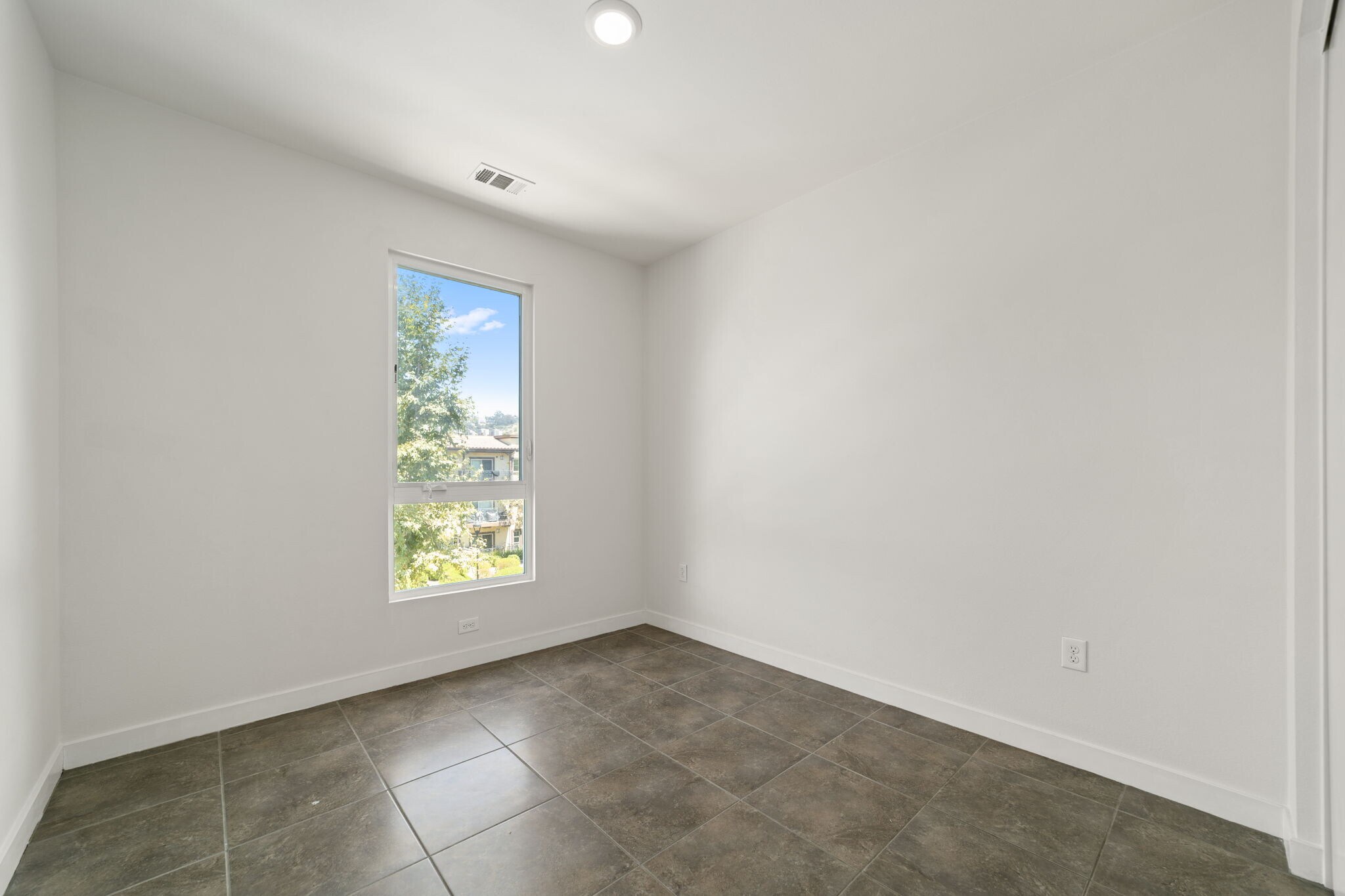 3rd Floor bed #2 - 2581 Arvia St. #13