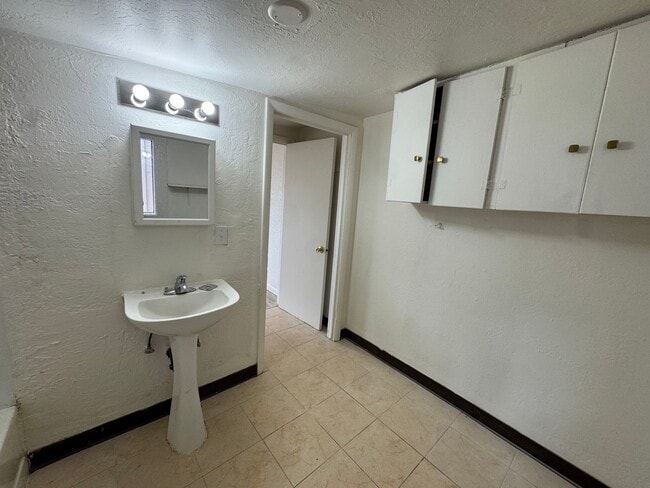 Building Photo - Small 2 bedroom 1 bath