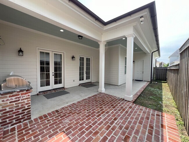 Building Photo - Stunning 4 bedroom, 3 bathroom 2 story hom...