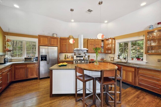 Building Photo - 565 Montauk Hwy
