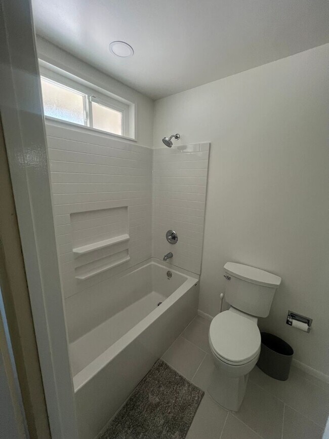 Building Photo - Scenic Hillside Living – Spacious 3 Bed, 2 Bath with Sweeping Views
