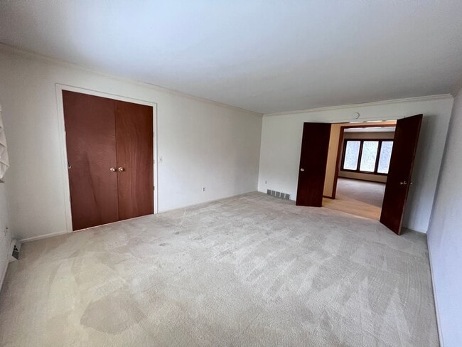 Building Photo - Large Home in Forest Hills School District