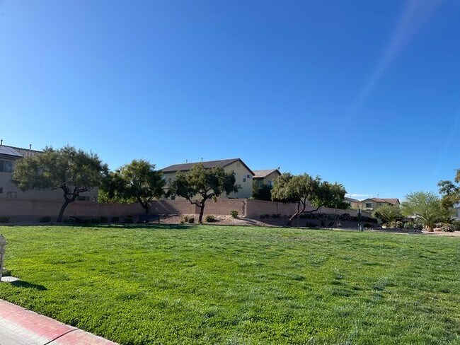 Building Photo - Carry Over Showing: This property has been shown before and will be rented to the first most qual...