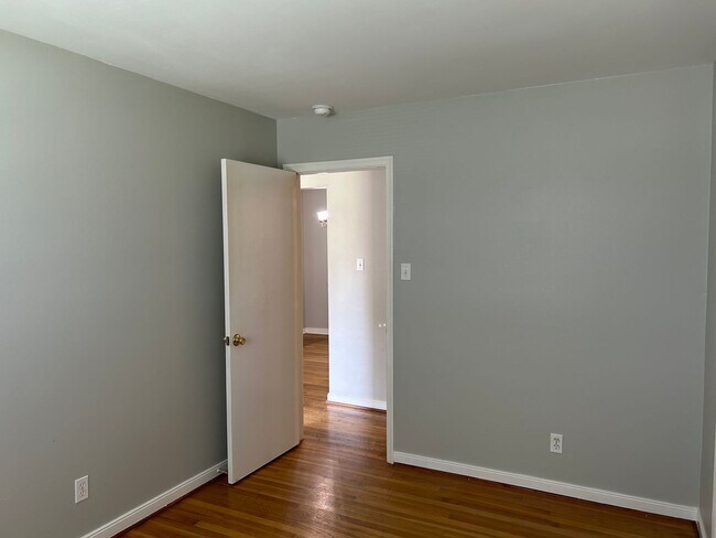 Building Photo - Charming 3 Bedroom, 2 Bath Brick Ranch Hom...