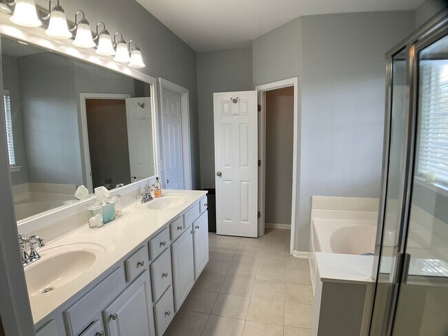 Building Photo - Meticulously maintained 3 bed, fenced yard...