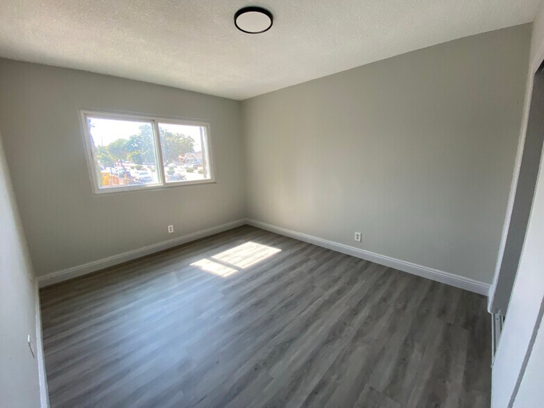 Building Photo - 1226 W 98th St