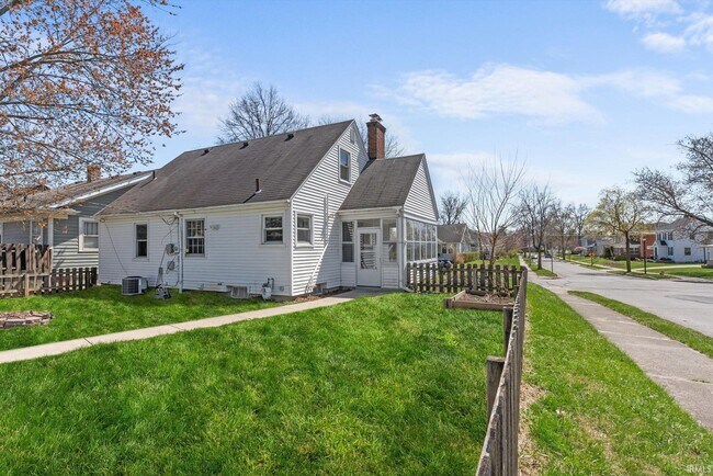 Building Photo - 1730 Clover Ln