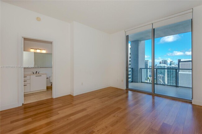 Building Photo - 1060 Brickell Ave