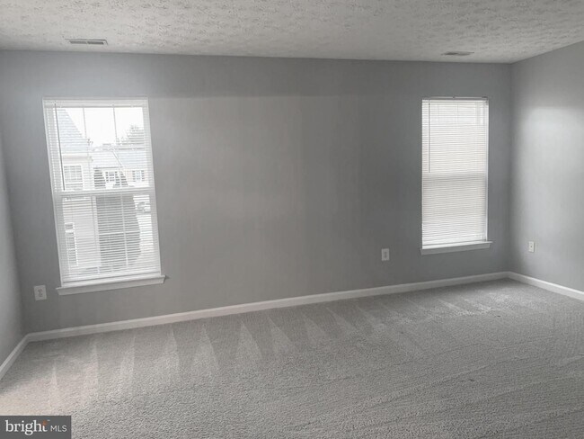 Building Photo - Beautiful 3bd 2/2bth duplex with attached ...