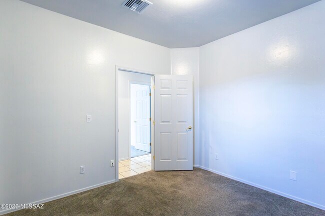 Building Photo - 392 Falcon Ct