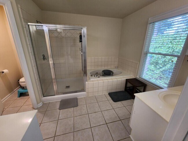 Building Photo - 1836 Rue De Montreal