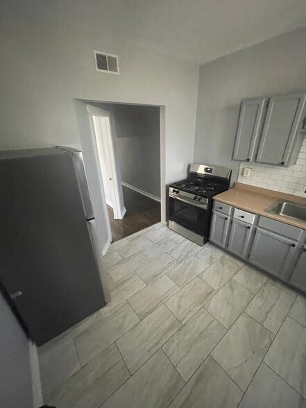 Building Photo - 2118 E 80th St