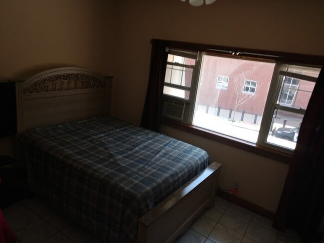 Building Photo - Modernized 3 Bedroom, Shared Yard, Lots of...
