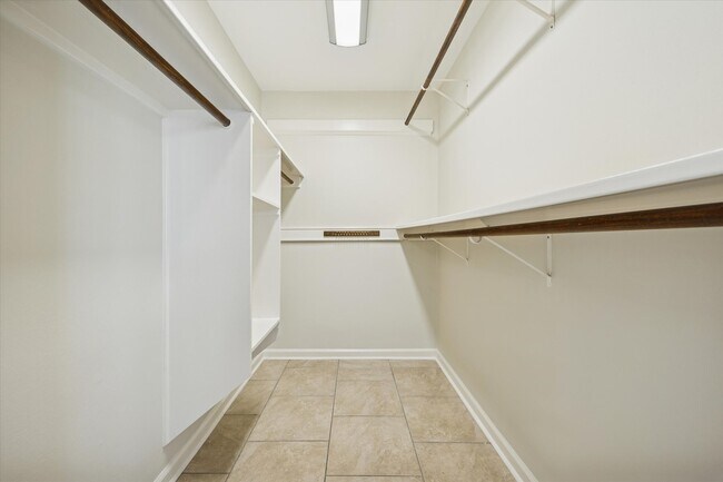 Building Photo - 4706 Post Oak Timber Dr