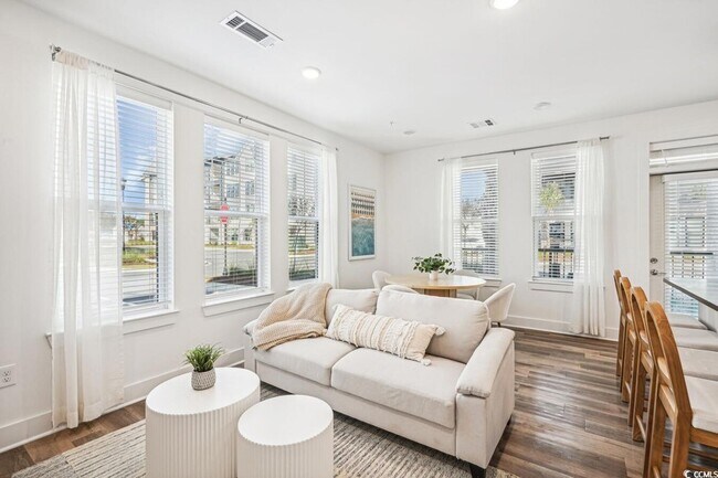 Building Photo - 331 Pickwick Dr