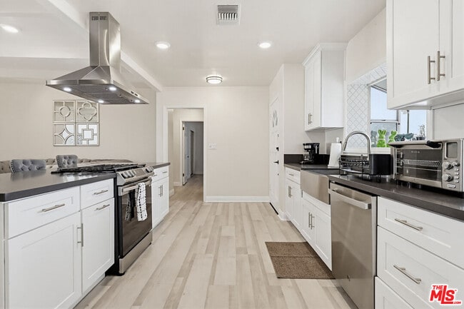 Building Photo - 9209 Paramount Blvd