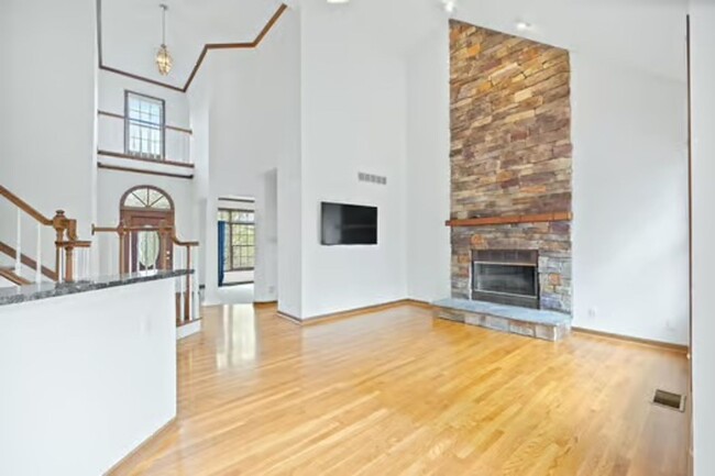 Building Photo - Silverton- Meticulous 4+ bedroom, 5ba, 2 car